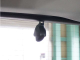 この車にはリアにもドライブレコーダーを装備しております◆映像・音声などを記録する自動車用の装置です。 もしもの事故の際の記録はもちろん、旅行の際の思い出としてドライブの映像を楽しむことができます。
