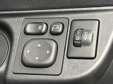 【電動格納ミラー】サイドミラーは電動格納式となっており、狭い駐車場でもキズがつくリスクを抑えられます。