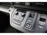 ボタン式のシフトです!運転席と助手席で温度を変えられるSYNC機能やシートヒーターが付いていて快適に過ごせます♪