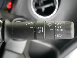 【オートライト】車外の明るさに応じて、自動的にライトの点灯・消灯をしてくれます。トンネルが続くような道でも、スイッチを操作する必要がありません。消し忘れの心配もありません。