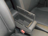 運転席と助手席の間のひじ掛けの中に小物を入れるスペースがあります!