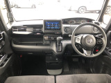 【インパネ全体】手が届きやすく、どなたでも運転しやすいです。シンプルで使いやすい設計になっています!