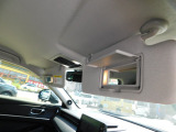 運転席、助手席のサンバイザーには鏡が付いていてちょっとした化粧直しや身だしなみのチェックができます。