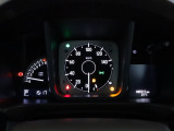 運転時の視界周辺の見やすい位置にメーターをレイアウト。視線の流れを断ち切らない、ストレスフリーで美しい運転動作を可能にします。またマルチインフォメーションディスプレイで、様々な情報が確認できます。