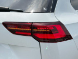LEDテールランプ(ダイナミックターンインジケーター付き)特徴的な配光パターンによって後続車からの視認性が高まり、万一の追突の危険性を軽減します。