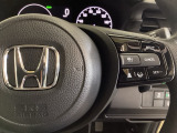 ハンドルにHondaセンシング系のクルーズコントロールやレーンキープアシストなどのスイッチが装備されています。ハンドルから手を離さず安全に操作できます。