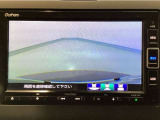【バックカメラ】運転が苦手な方も車庫入れラクラクです!ギアをリバースに入れれば自動的に切り換わりますので、面倒な操作は不要です♪狭い駐車場もお車を傷つけず安心ですね!