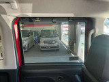 眩しい日差しも軽減してくれる、ロールサンシェードが付いてます。