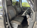 運転席まわりには十分なスペースがあり、大柄な方でもゆったり運転していただける環境です。
