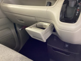 収納式ドリンクホルダーは、運転席・助手席どちらからも手が届きやすく、使いたい時にサッと引き出せる便利な仕様です。