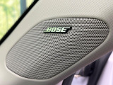 【BOSEサウンドシステム】メーカーオプションの高品位サウンドシステムを搭載。専用のチューニングが施された大小様々なスピーカーから良質なサウンドが奏でられ、臨場感あふれる音響空間を演出します。