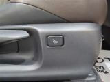 運転席に電動ランバーサポート装備。