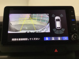 バックギアに入れますとご覧のような画像に自動的に切り替わります。車庫入れ時に役立ちます。