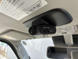 万が一の瞬間も、純正ドラレコで安心。事故やトラブル、あおり運転の記録をしっかり残してくれるから、後の手続きもスムーズに。車内カメラで車内と車側面を撮影記録。リヤガラス越しに後方撮影にも対応します。
