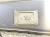 【パワーバックドア】スマートキーや運転席のボタンを押すだけでリアゲートが自動で開閉します!荷物を持っている時や、高い位置にあるバックドアを閉める際に便利な機能です♪
