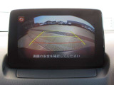 カラーで後方映像をモニターに映し出してくれるので、ショッピングモールのような狭い駐車場であったとしても障害物を見つけ、楽々駐車することができますね。