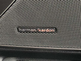 ハーマンカードンのカースピーカーは良質な音を届けると同時に、その先にある車内空間における上質な&ldquo;音楽体験&rdquo;も提供している。