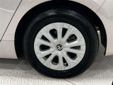 タイヤサイズは195/65R15!残り溝は6ミリ程度です!純正アルミホイール+キャップ!ホイールキャップに傷があります。