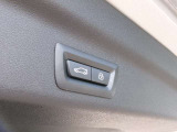 電動リアゲート装備です。バンパー下でのキックスイッチも装備されております。