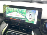 【パノラミックビューモニター】専用のカメラにより、上から見下ろしたような視点で360度クルマの周囲を確認することができます☆死角部分も確認しやすく、狭い場所での切り返しや駐車もスムーズに行えます。