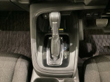 「e:HEV」は、モーター走行を中心にしながら電気エネルギーやエンジン動力を最も効率よく使い分けることができる賢いハイブリッドシステムです。