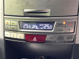 【オートエアコン】一度お好みの温度に設定すれば、車内の温度を検知し風量や温度を自動で調整。暑い&hellip;寒い&hellip;と何度もスイッチ操作をする必要はありません。快適な車内空間には必須の機能ですね♪