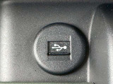 ナビゲーション接続用のUSB充電ソケット。