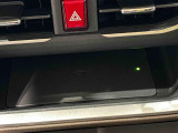 手の届くところにスマートフォンが置けるインパネセンタートレイ (メーカーオプションのワイヤレス充電機能付き)