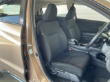 肘掛けとシートヒーター装備のフロントシートで長時間でも快適ドライブ!