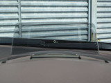 運転視界の遠方上方に虚像を投影することで前を見ながら情報の視認ができます。本当にドライバーが必要な情報を適切に伝え、楽しんで頂くことを考えた新世代装備です。※虚像は1.5m前方に浮かぶイメージです。