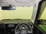 ドライバー目線で、使いやすく安全操作性と良好な視界を実現した運転席です。
