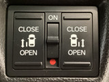 【両側パワースライドドア】両側がパワースライドドアになっており、運転席のスイッチやスマートキーでも開閉が可能です!開口部も広いので乗り降りも楽々♪