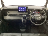 車内は光触媒抗菌消臭施工済です。インパネ周りはスタイリッシュなデザインで機能や装備も充実しています。グローブボックスやカップホルダーのほかにトレーなどたくさんの収納スペースが付いています。
