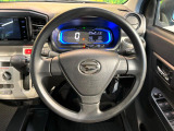 インテリアに合わせたデザインのステアリングは、運転される方のことも考え、運転しやすい形状、大きさです。是非一度、実際に触ってお確かめください。