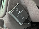 【ETC】有料道路を利用する際に料金所で停止することなく通過できる、ETC車載器(ノンストップ自動料金収受システム機器)が装備されています。セットアップを行うことで利用可能になります。