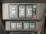両側電動スライドドアは運転席から操作ができるよう、操作スイッチが付いています。Hondaセンシング用のVSA(ABS+TCS+横滑り抑制)解除と路外逸脱抑制機能のオンオフスイッチなどがあります。