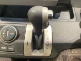 CVT車のセレクトレバーです。低速から高速まで、変速ショックのないスムーズな走りを実現するとともに、エンジン効率のよい領域を維持することで燃費にも貢献します。