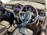MINIの内装はとにかく『円』に拘ったデザインコンセプトが一目で伝わってきます。これほど円形に拘った車は他に御座いません。伝統のデザイン、トグルスイッチなど遊び心のある内装で御座います。