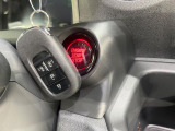 【Hondaスマートキー】カバンやポケットに入れたままでもドアの施錠・解錠が可能なスマートキーを装備。エンジンのオン・オフ時もカギを取り出す必要が無いからとっても便利です♪
