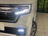 【LEDヘッドライト】悪天候や夜間走行時も良好な視界を確保し安心して運転できる高輝度LEDヘッドライトを装備!点灯速度が早く、消費電力も抑えられています。