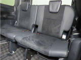 便利な5:5分割可倒式シートです。収納と乗車人数のバランスに優れています♪荷物の大きさに応じたラゲージスペースをフレキシブルに作り出せるので、シーンに応じた使い方ができます♪