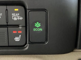 ECON モードをON にするとアクセルペダルの動きに対するエンジンの反応とエアコンの制御を切り換えることで、燃費のいい運転をするドライバーがペダルを踏んだ時と同じようにエンジンを制御します。
