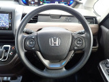 ハンドル左側にはオーディオ操作が出来るオーディオリモートコントロールスイッチ、右側にはHonda SENSINGとオートクルーズコントロールのスイッチを装備!