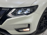 【LEDヘッドライト】悪天候や夜間走行時も良好な視界を確保し安心して運転できる高輝度LEDヘッドライトを装備!点灯速度が早く、消費電力も抑えられています。