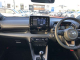シンプルながら機能性あふれる運転席廻りです。視界性もよく、運転しやすいですよ。