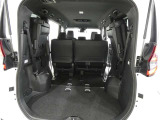 三列目シートは、折りたためますので大きなスペースが出来ちゃいます。キャンプ用品など大きな荷物もばっちり収納可能です♪