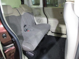 前席との距離や荷室長を左右で別々に調節できるスライドシートを標準装備しております。操作は荷室側からも行なえ、19CMのスライドができます。