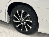タイヤサイズは205/55R17!純正アルミホイール!残り溝は5ミリ程度です!