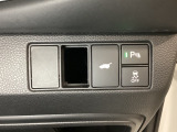 ハンドルの右側にHondaセンシング用のVSA解除スイッチとパワーテールゲートスイッチがついています。パワーテールゲートスイッチは車内からでもテールゲートの開け閉めを電動でできます。