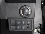ボタンでエンジン始動が可能な、プッシュスタート機能搭載!もしもの時の、盗難警報装置イモビライザーも同時に装備されております! キーレスのボタン、もしくは、ドアハンドルのスイッチセンサーで開閉可能です!
